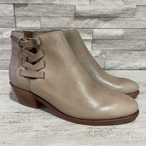 Frye Carson Belted Womens Size 6.5 Leather Ankle Bootie Boot Latte NEW - Picture 1 of 15
